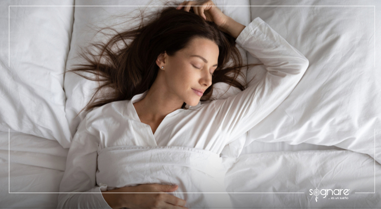 Mujer duerme con Sognare